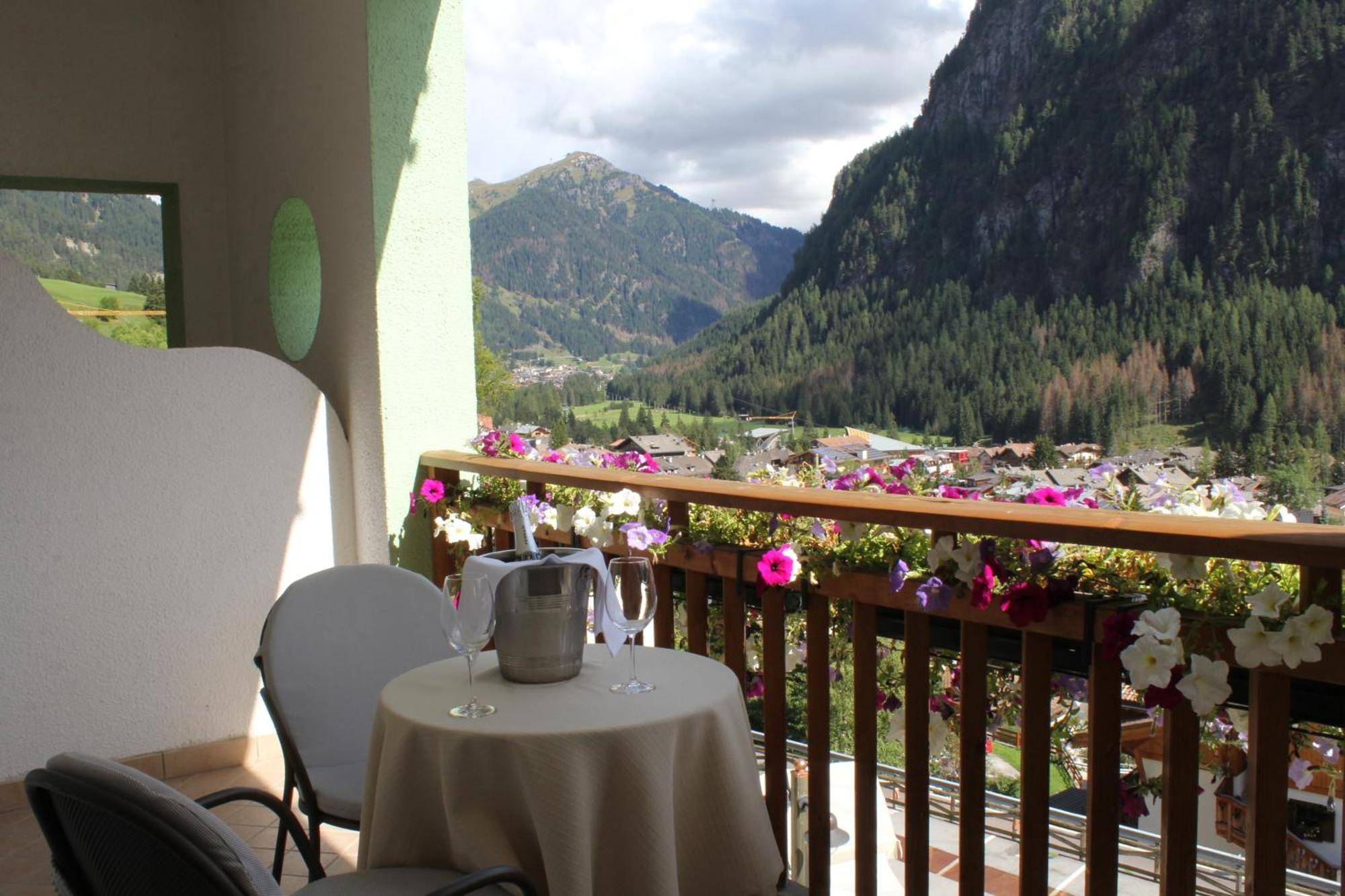 Hotel Stella Montis Campitello di Fassa Exterior foto
