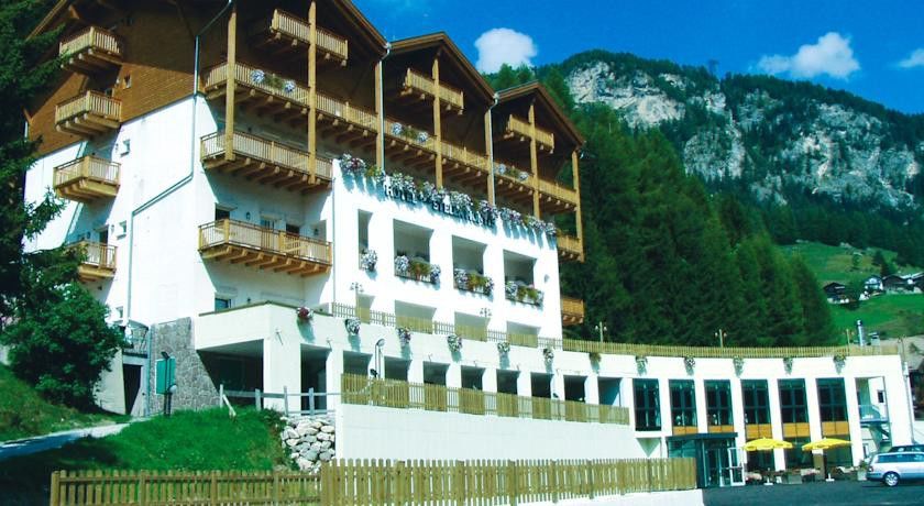 Hotel Stella Montis Campitello di Fassa Exterior foto